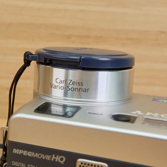 Sony Cybershot DSC-S70 3.3 MP Digital Camera, Carl Zeiss Vario-Sonnar Lens, Made - Picture 9 of 11